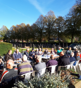 Zonovergoten seizoensafsluiting vrijwilligers begraafplaats.