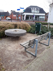 Molensteentafel op historische plek.