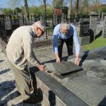 Biewenga en wethouder Prins geven startsein voor seizoen 2019 “Herstel Begraafplaats” Middelstum