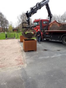 Wiersum Transport bied hulp aan de groene vingers van de begraafplaats.