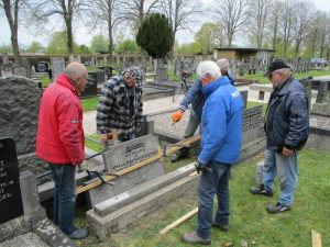 Vrijwilligers “Herstel begraafplaats” weer volop bezig