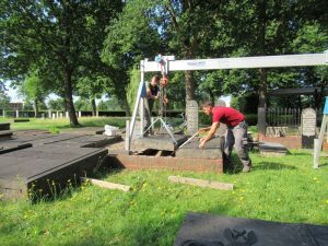 Natuursteenbedrijf Veenstra doet het zware werk op de begraafplaats.