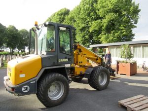 Verzakken van de bloembakken op de begraafplaats door tropische hitte.