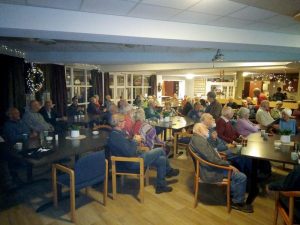 Volle zaal in Hippolytushoes bij lezing Kloosters in Noord Nederland door Joost Eskes