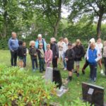 Leerlingen Wij-Land bezoeken begraafplaats.