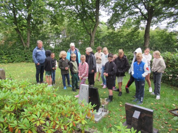 Leerlingen Wij-Land bezoeken begraafplaats.